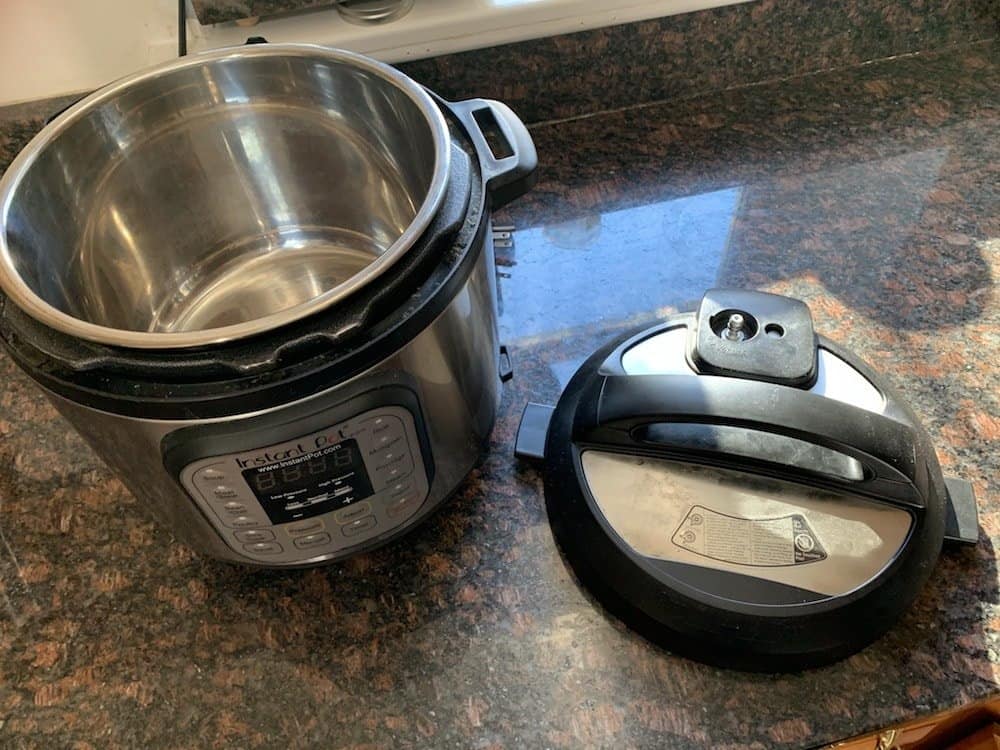 slow cooker with lid