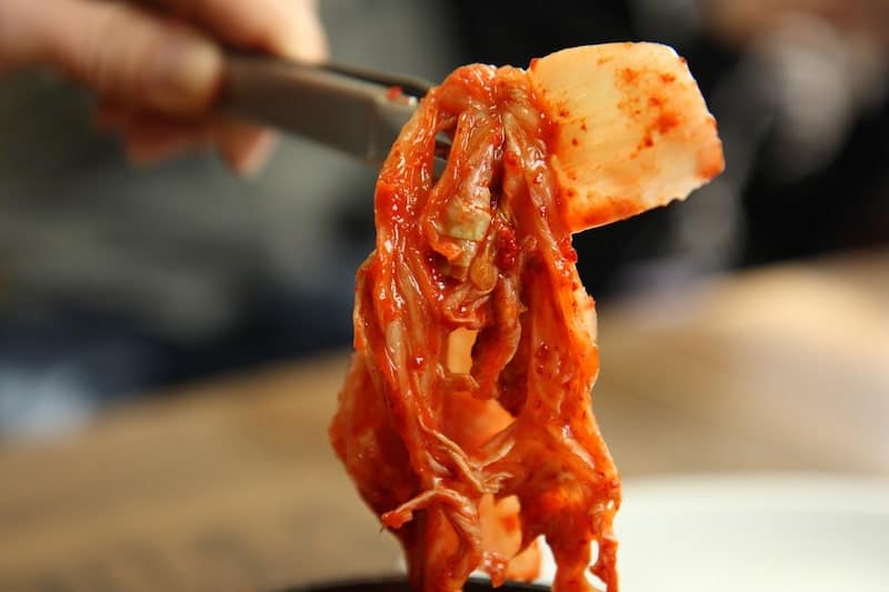 what causes kimchi to ferment