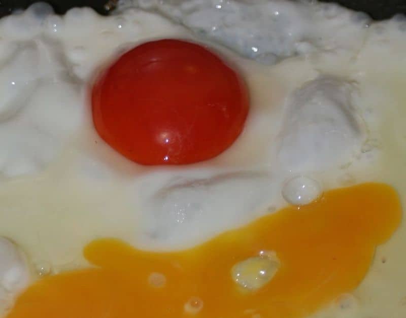 blive irriteret forhistorisk ironi What Does it Mean if Your Egg Yolk is Red? (Explained!) - Home Kitchen Talk